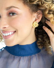 Load image into Gallery viewer, Gold Vintage Inspired Earring